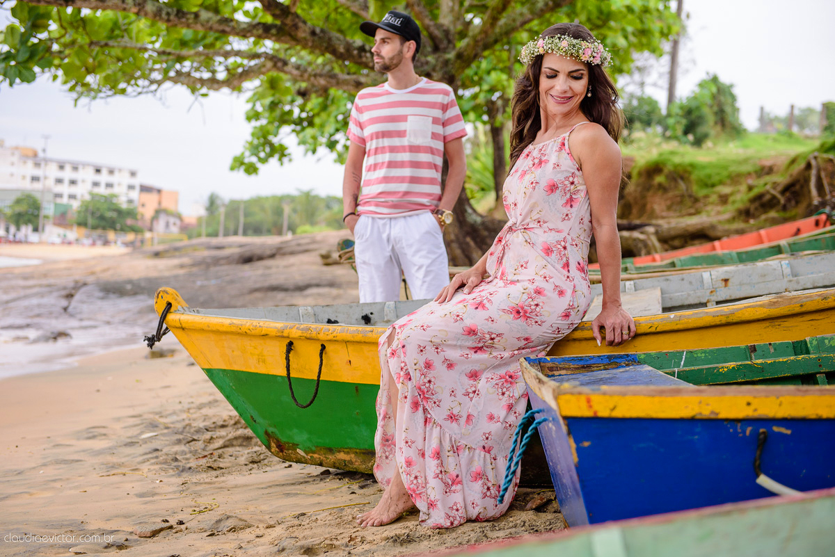 Lindo ensaio externo de casal e família feito por fotógrafos de casamento de vila velha fotógrafos de casamento de vitória fotógrafos de casamento de serra espirito santo es na cidade guarapari com praia, barcos, igrejinha e muito amor