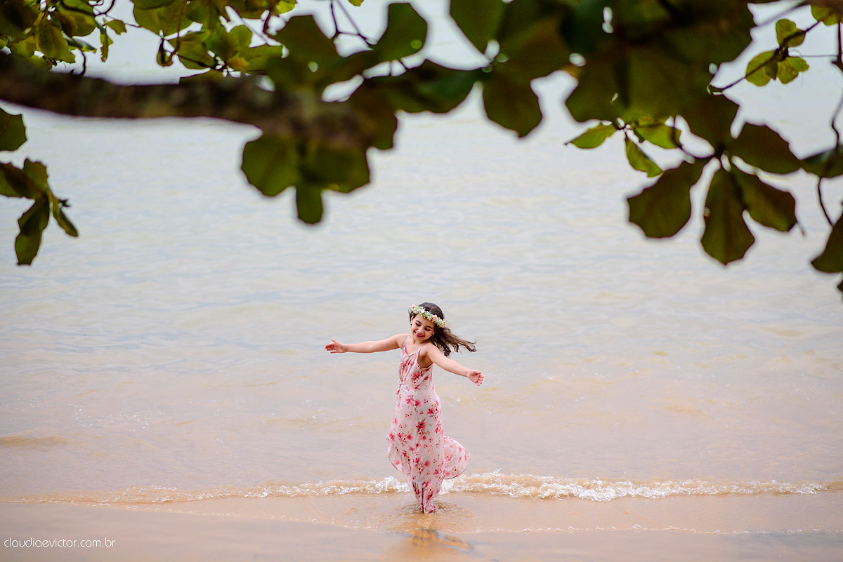 Lindo ensaio externo de casal e família feito por fotógrafos de casamento de vila velha fotógrafos de casamento de vitória fotógrafos de casamento de serra espirito santo es na cidade guarapari com praia, barcos, igrejinha e muito amor
