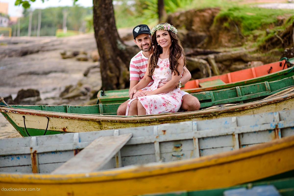 Lindo ensaio externo de casal e família feito por fotógrafos de casamento de vila velha fotógrafos de casamento de vitória fotógrafos de casamento de serra espirito santo es na cidade guarapari com praia, barcos, igrejinha e muito amor