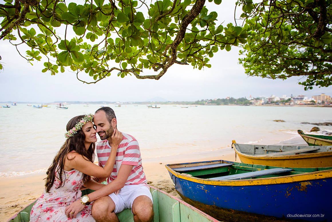 Lindo ensaio externo de casal e família feito por fotógrafos de casamento de vila velha fotógrafos de casamento de vitória fotógrafos de casamento de serra espirito santo es na cidade guarapari com praia, barcos, igrejinha e muito amor