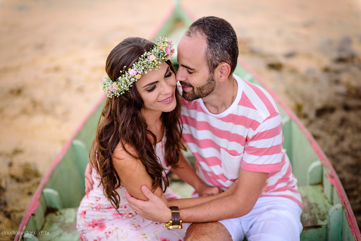 Lindo ensaio externo de casal e família feito por fotógrafos de casamento de vila velha fotógrafos de casamento de vitória fotógrafos de casamento de serra espirito santo es na cidade guarapari com praia, barcos, igrejinha e muito amor