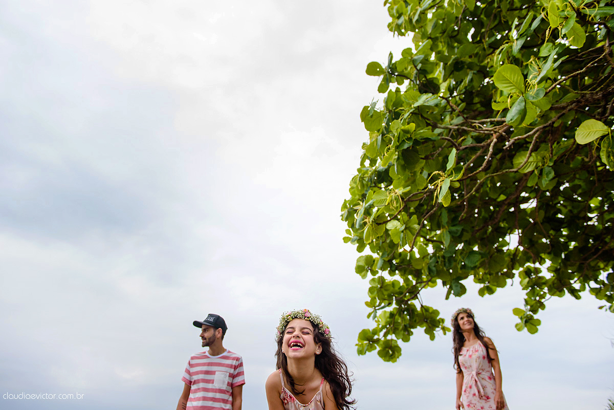 Lindo ensaio externo de casal e família feito por fotógrafos de casamento de vila velha fotógrafos de casamento de vitória fotógrafos de casamento de serra espirito santo es na cidade guarapari com praia, barcos, igrejinha e muito amor