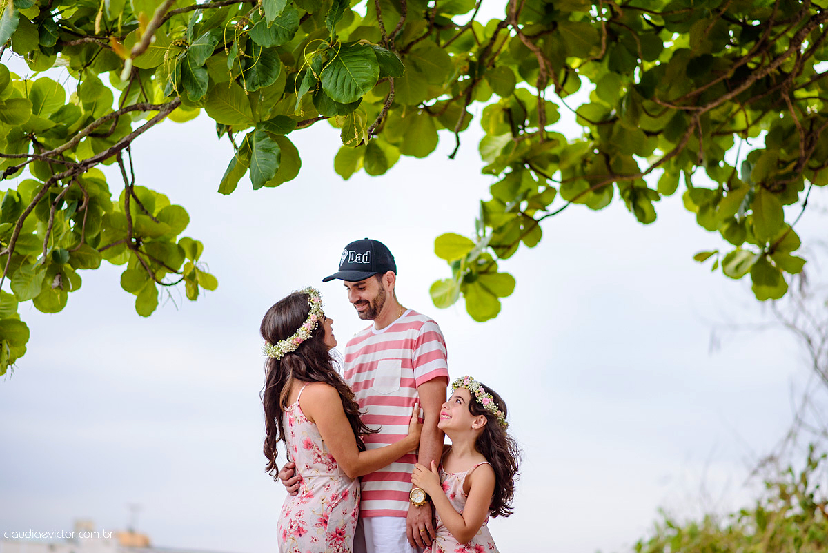 Lindo ensaio externo de casal e família feito por fotógrafos de casamento de vila velha fotógrafos de casamento de vitória fotógrafos de casamento de serra espirito santo es na cidade guarapari com praia, barcos, igrejinha e muito amor