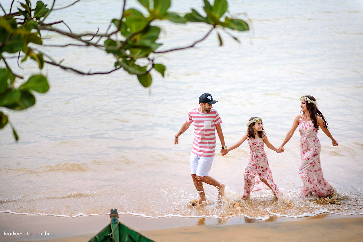 Lindo ensaio externo de casal e família feito por fotógrafos de casamento de vila velha fotógrafos de casamento de vitória fotógrafos de casamento de serra espirito santo es na cidade guarapari com praia, barcos, igrejinha e muito amor