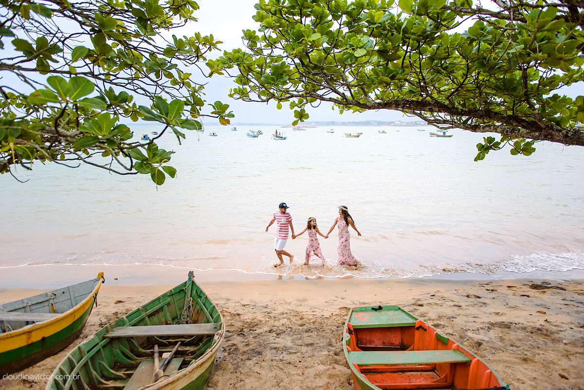 Lindo ensaio externo de casal e família feito por fotógrafos de casamento de vila velha fotógrafos de casamento de vitória fotógrafos de casamento de serra espirito santo es na cidade guarapari com praia, barcos, igrejinha e muito amor