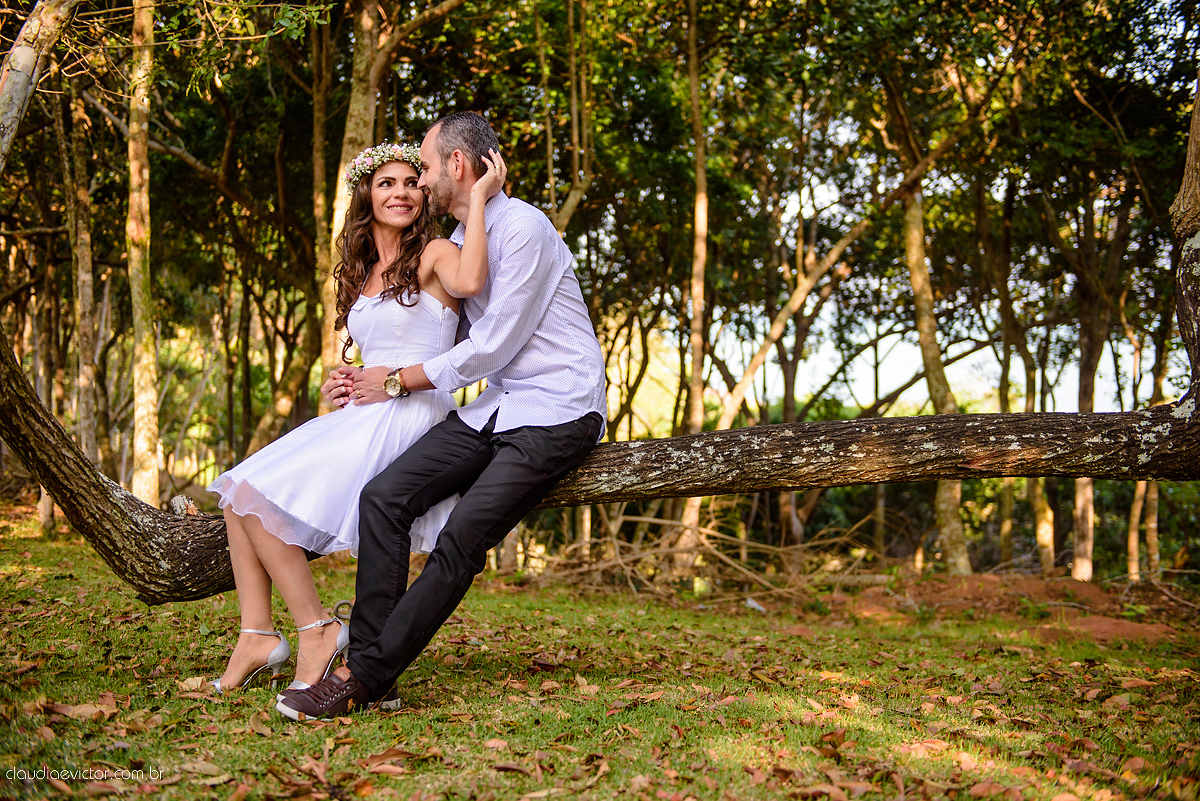 Lindo ensaio externo de casal e família feito por fotógrafos de casamento de vila velha fotógrafos de casamento de vitória fotógrafos de casamento de serra espirito santo es na cidade guarapari com praia, barcos, igrejinha e muito amor