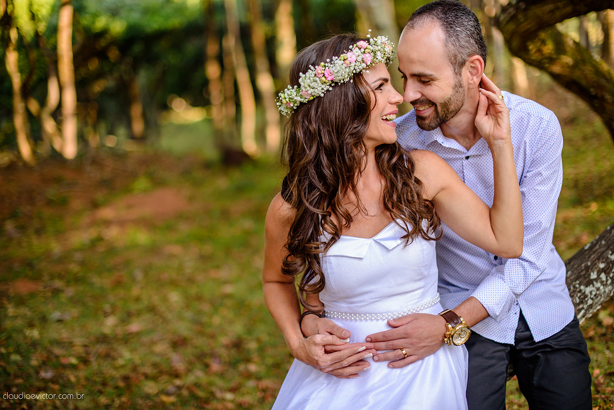 Lindo ensaio externo de casal e família feito por fotógrafos de casamento de vila velha fotógrafos de casamento de vitória fotógrafos de casamento de serra espirito santo es na cidade guarapari com praia, barcos, igrejinha e muito amor