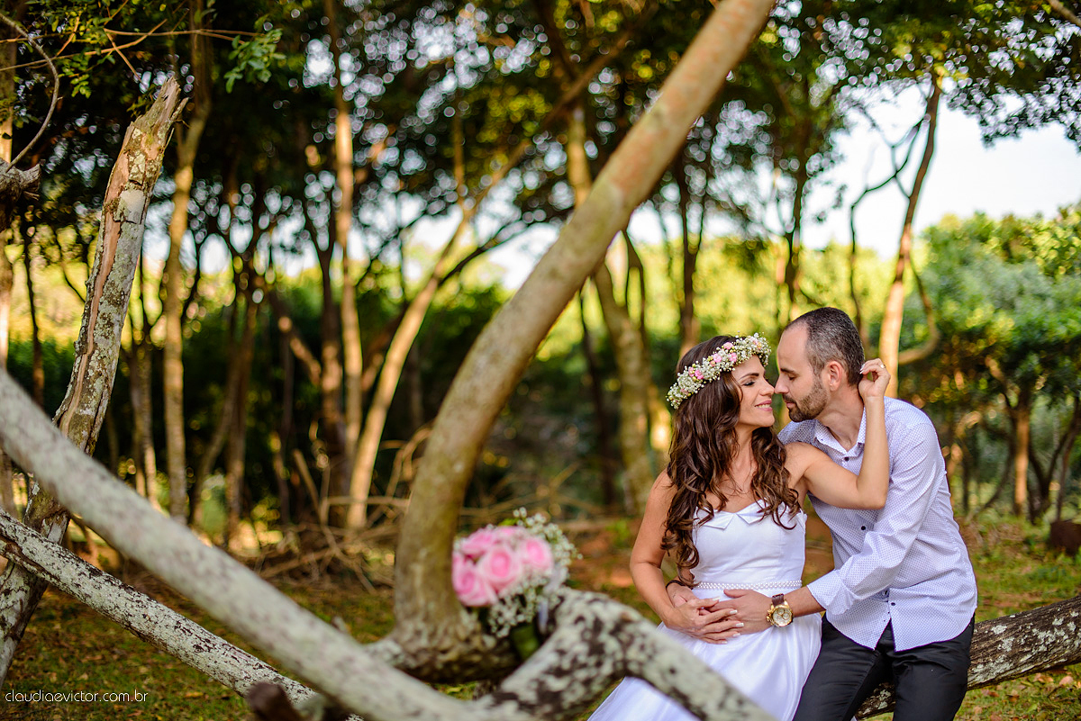 Lindo ensaio externo de casal e família feito por fotógrafos de casamento de vila velha fotógrafos de casamento de vitória fotógrafos de casamento de serra espirito santo es na cidade guarapari com praia, barcos, igrejinha e muito amor