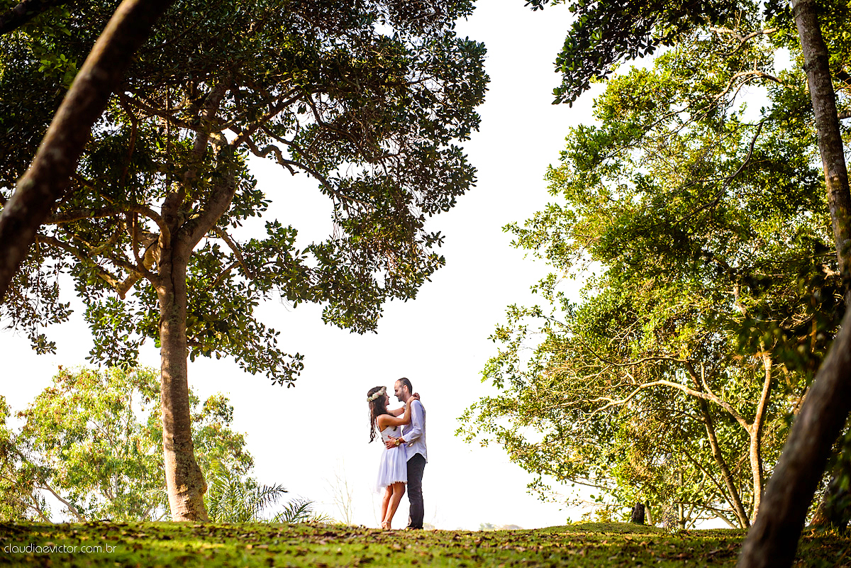 Lindo ensaio externo de casal e família feito por fotógrafos de casamento de vila velha fotógrafos de casamento de vitória fotógrafos de casamento de serra espirito santo es na cidade guarapari com praia, barcos, igrejinha e muito amor