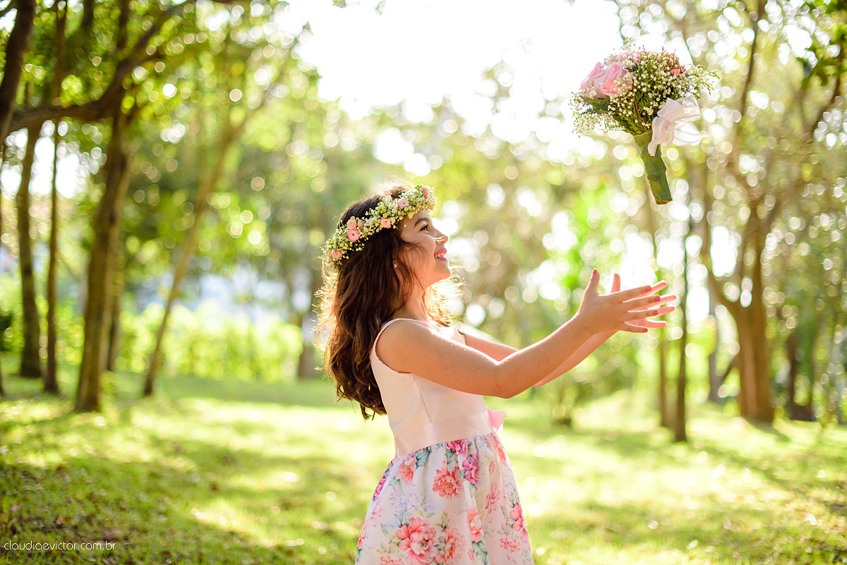 Lindo ensaio externo de casal e família feito por fotógrafos de casamento de vila velha fotógrafos de casamento de vitória fotógrafos de casamento de serra espirito santo es na cidade guarapari com praia, barcos, igrejinha e muito amor