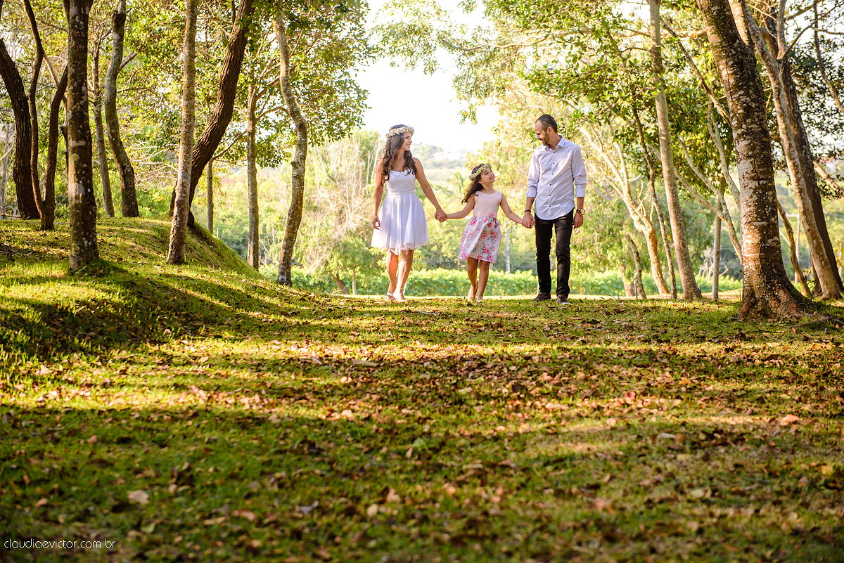 Lindo ensaio externo de casal e família feito por fotógrafos de casamento de vila velha fotógrafos de casamento de vitória fotógrafos de casamento de serra espirito santo es na cidade guarapari com praia, barcos, igrejinha e muito amor