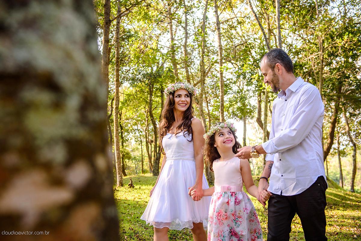 Lindo ensaio externo de casal e família feito por fotógrafos de casamento de vila velha fotógrafos de casamento de vitória fotógrafos de casamento de serra espirito santo es na cidade guarapari com praia, barcos, igrejinha e muito amor