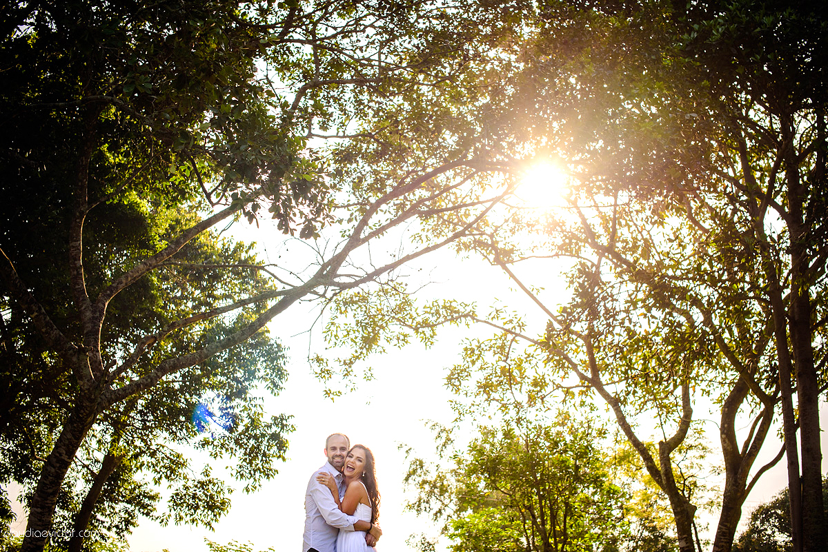 Lindo ensaio externo de casal e família feito por fotógrafos de casamento de vila velha fotógrafos de casamento de vitória fotógrafos de casamento de serra espirito santo es na cidade guarapari com praia, barcos, igrejinha e muito amor