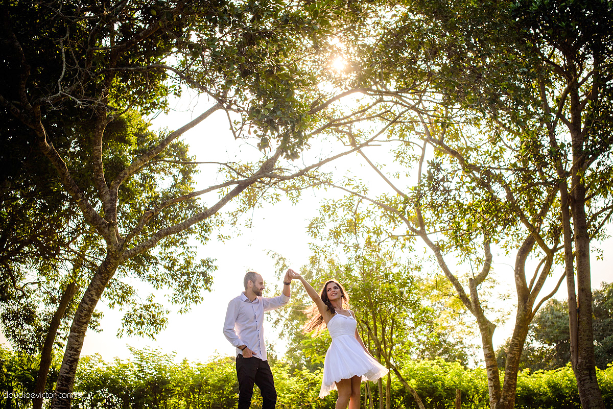 Lindo ensaio externo de casal e família feito por fotógrafos de casamento de vila velha fotógrafos de casamento de vitória fotógrafos de casamento de serra espirito santo es na cidade guarapari com praia, barcos, igrejinha e muito amor