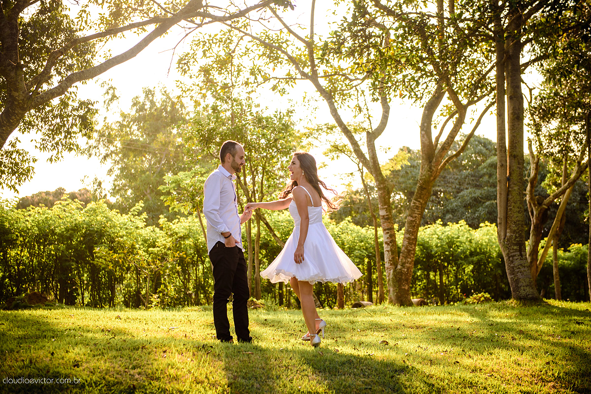 Lindo ensaio externo de casal e família feito por fotógrafos de casamento de vila velha fotógrafos de casamento de vitória fotógrafos de casamento de serra espirito santo es na cidade guarapari com praia, barcos, igrejinha e muito amor