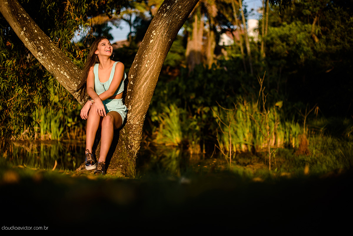 Lindo ensaio feminino de 15 anos feito por fotógrafos de casamento de vila velha fotógrafos de casamento de vitória fotógrafos de casamento de serra espirito santo es com praia, barcos, por do sol e fotos na ilha do frade vitória
