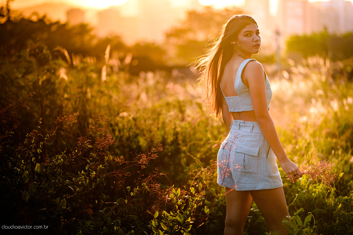 Lindo ensaio feminino de 15 anos feito por fotógrafos de casamento de vila velha fotógrafos de casamento de vitória fotógrafos de casamento de serra espirito santo es com praia, barcos, por do sol e fotos na ilha do frade vitória