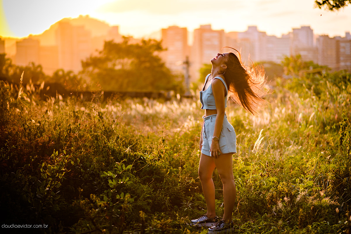 Lindo ensaio feminino de 15 anos feito por fotógrafos de casamento de vila velha fotógrafos de casamento de vitória fotógrafos de casamento de serra espirito santo es com praia, barcos, por do sol e fotos na ilha do frade vitória