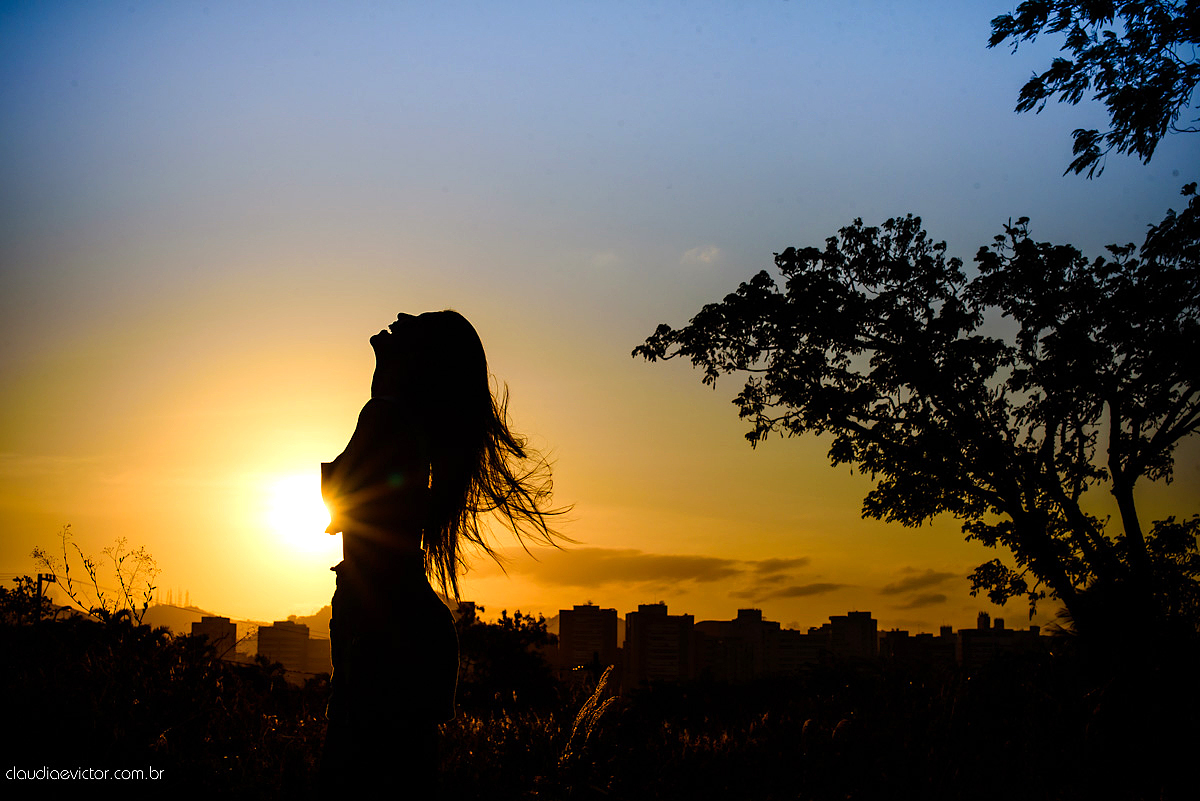 Lindo ensaio feminino de 15 anos feito por fotógrafos de casamento de vila velha fotógrafos de casamento de vitória fotógrafos de casamento de serra espirito santo es com praia, barcos, por do sol e fotos na ilha do frade vitória