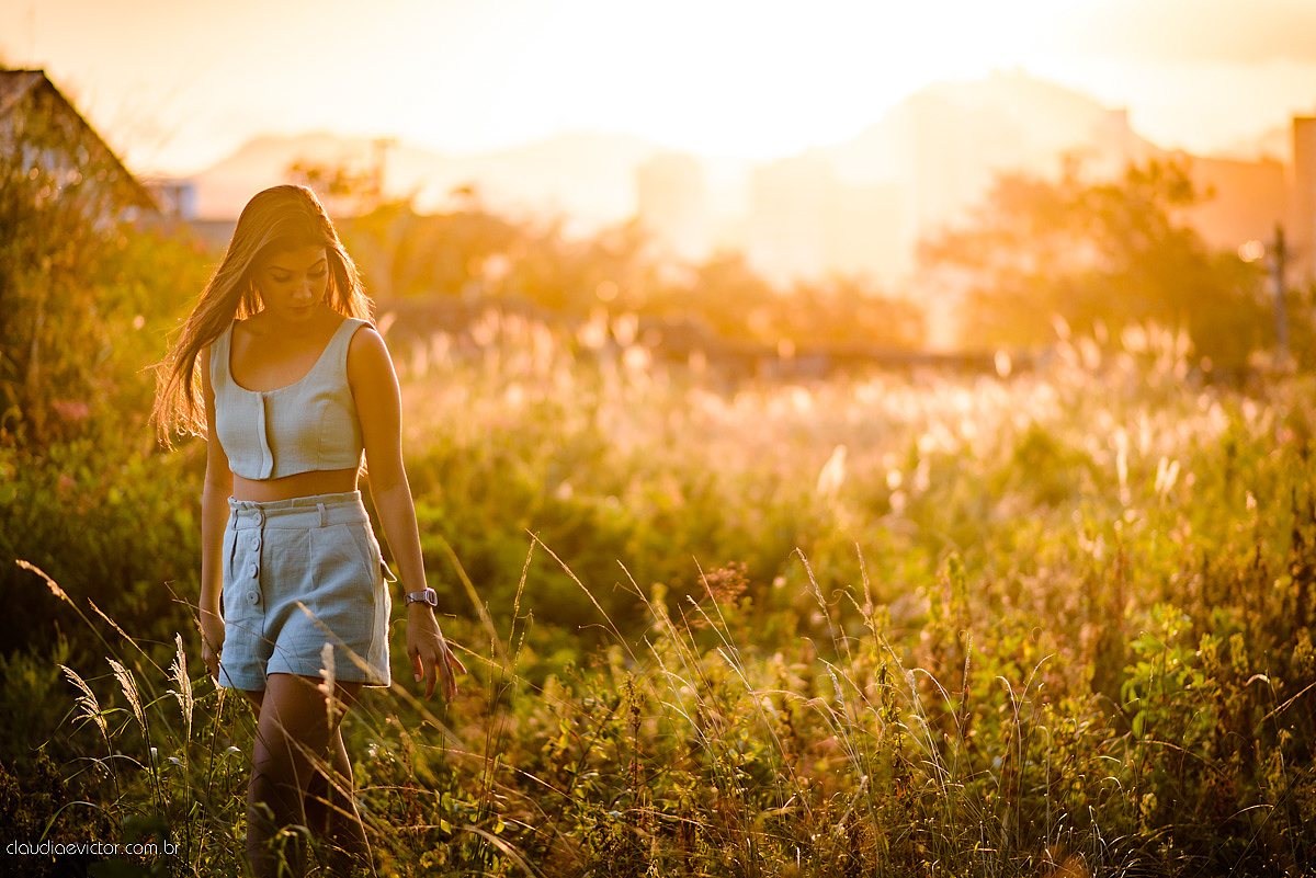Lindo ensaio feminino de 15 anos feito por fotógrafos de casamento de vila velha fotógrafos de casamento de vitória fotógrafos de casamento de serra espirito santo es com praia, barcos, por do sol e fotos na ilha do frade vitória