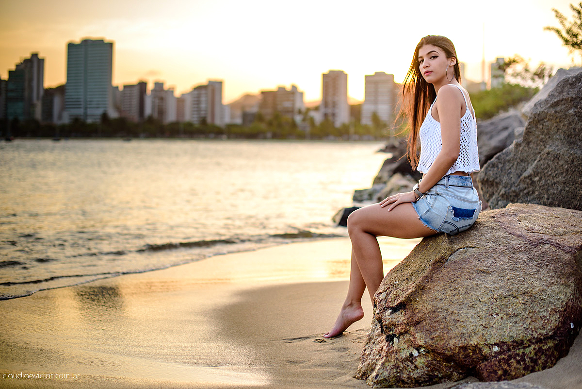 Lindo ensaio feminino de 15 anos feito por fotógrafos de casamento de vila velha fotógrafos de casamento de vitória fotógrafos de casamento de serra espirito santo es com praia, barcos, por do sol e fotos na ilha do frade vitória