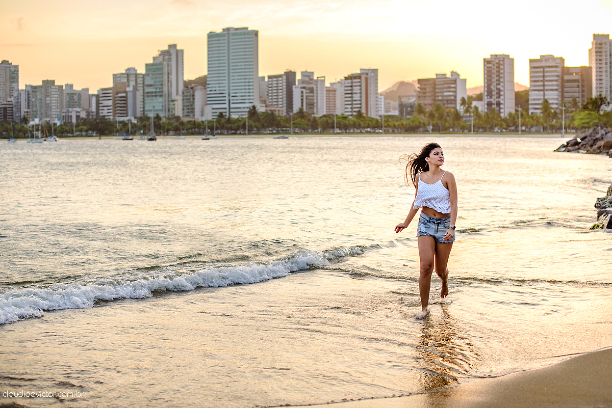 Lindo ensaio feminino de 15 anos feito por fotógrafos de casamento de vila velha fotógrafos de casamento de vitória fotógrafos de casamento de serra espirito santo es com praia, barcos, por do sol e fotos na ilha do frade vitória