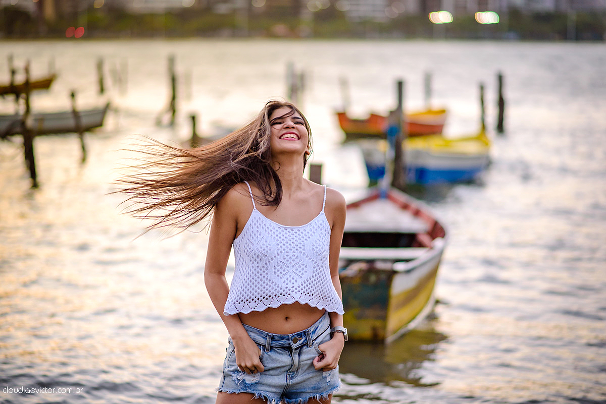 Lindo ensaio feminino de 15 anos feito por fotógrafos de casamento de vila velha fotógrafos de casamento de vitória fotógrafos de casamento de serra espirito santo es com praia, barcos, por do sol e fotos na ilha do frade vitória