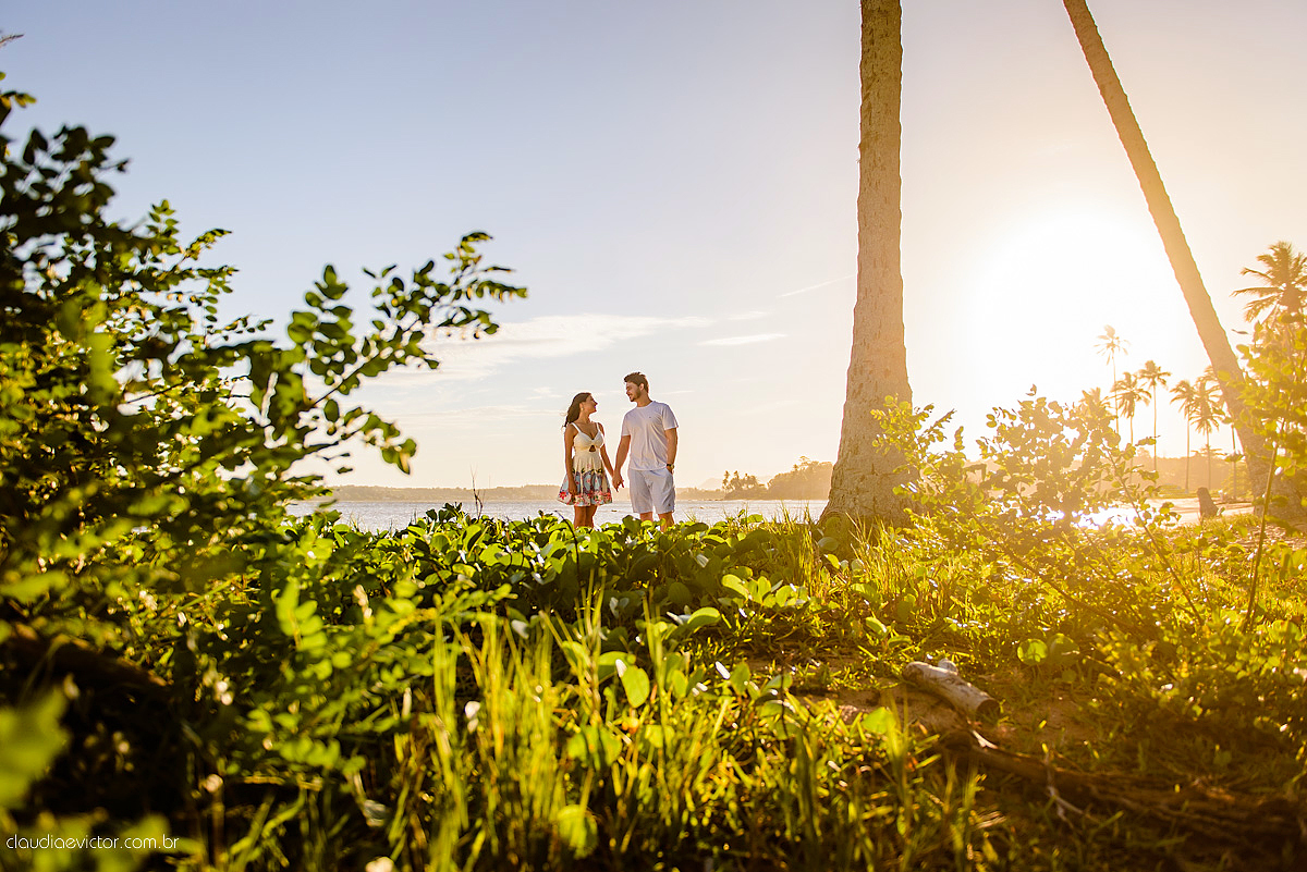 Lindo ensaio namoro de casal realizado em coqueiral de aracruz por fotógrafos de casamento de vila velha fotógrafos de casamento de vitória fotógrafos de casamento de serra espirito santo es com praia coqueiros noivo noiva e muita alegria