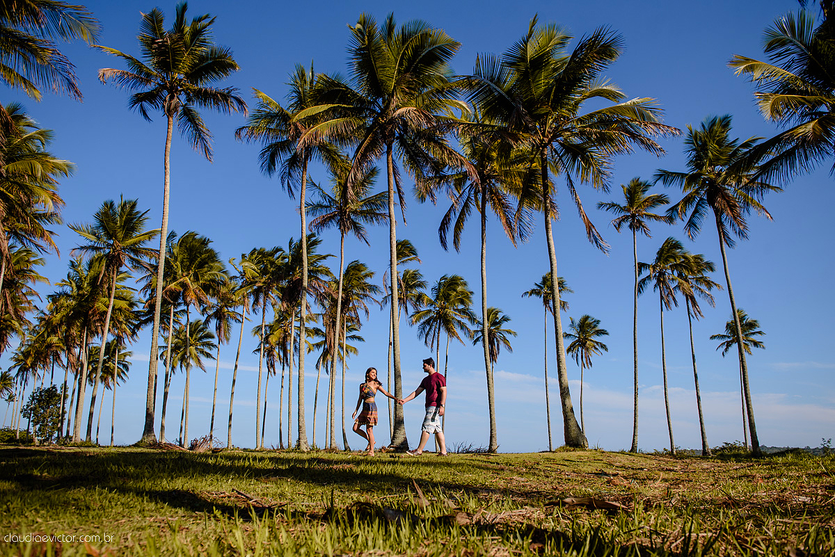 Lindo ensaio namoro de casal realizado em coqueiral de aracruz por fotógrafos de casamento de vila velha fotógrafos de casamento de vitória fotógrafos de casamento de serra espirito santo es com praia coqueiros noivo noiva e muita alegria