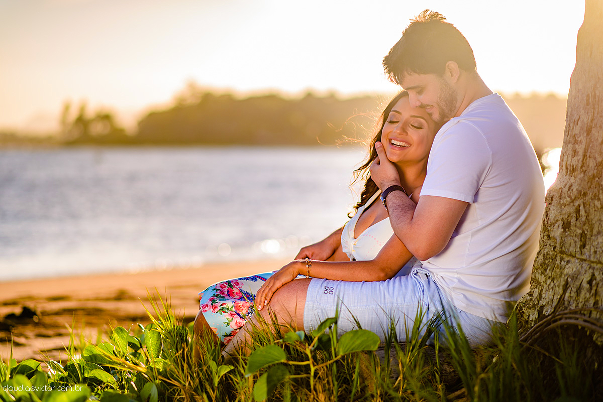 Lindo ensaio namoro de casal realizado em coqueiral de aracruz por fotógrafos de casamento de vila velha fotógrafos de casamento de vitória fotógrafos de casamento de serra espirito santo es com praia coqueiros noivo noiva e muita alegria
