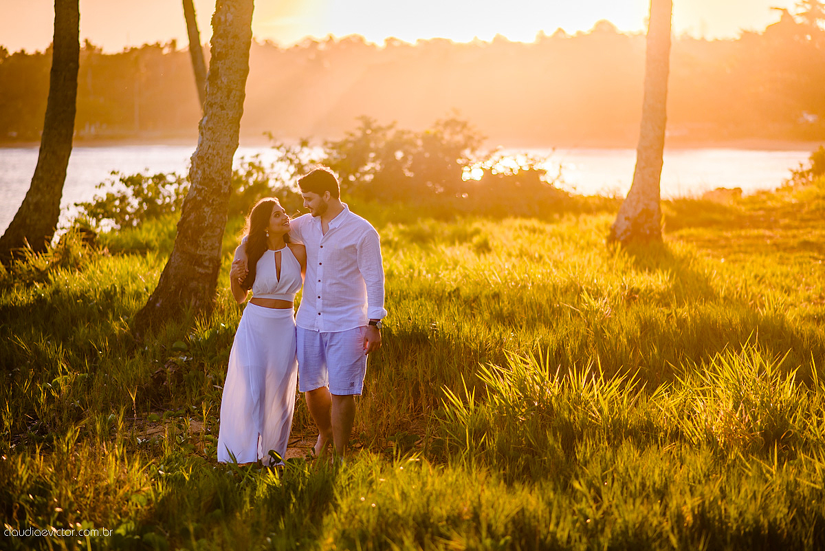 Lindo ensaio namoro de casal realizado em coqueiral de aracruz por fotógrafos de casamento de vila velha fotógrafos de casamento de vitória fotógrafos de casamento de serra espirito santo es com praia coqueiros noivo noiva e muita alegria