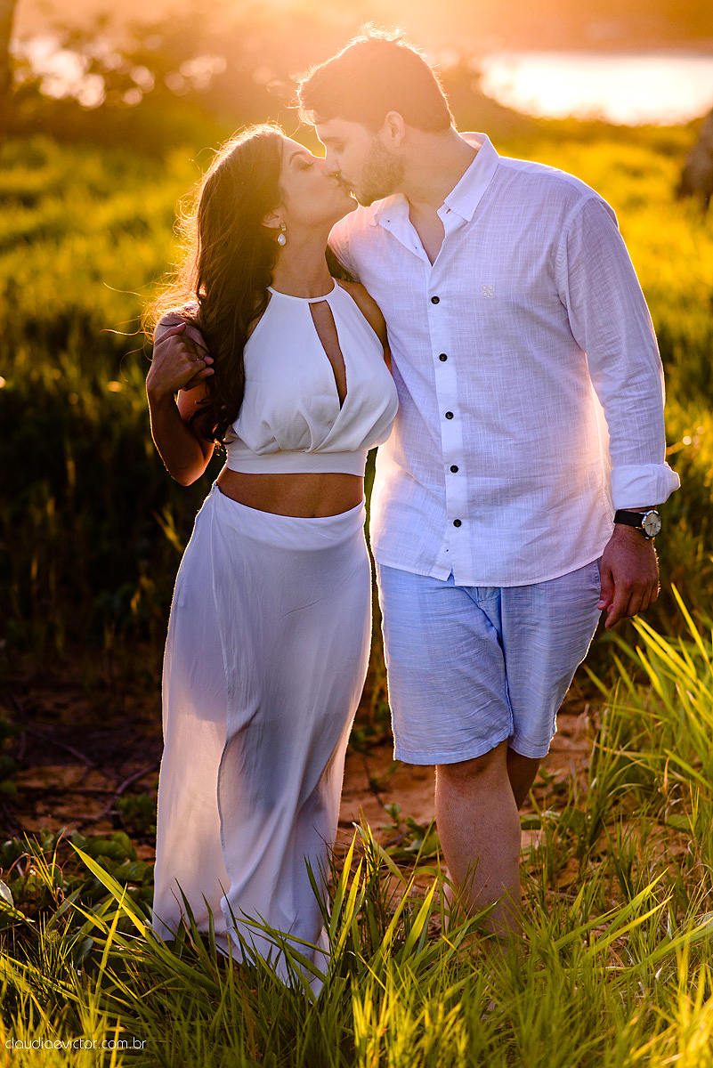 Lindo ensaio namoro de casal realizado em coqueiral de aracruz por fotógrafos de casamento de vila velha fotógrafos de casamento de vitória fotógrafos de casamento de serra espirito santo es com praia coqueiros noivo noiva e muita alegria