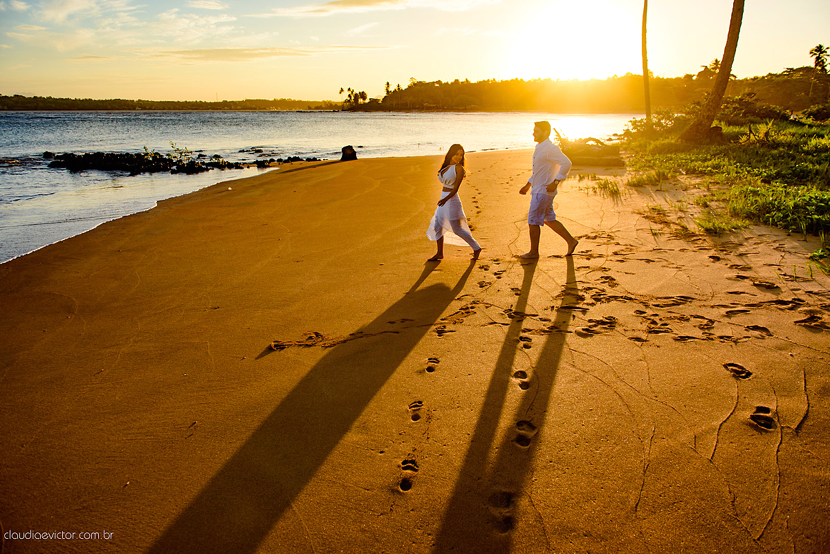 Lindo ensaio namoro de casal realizado em coqueiral de aracruz por fotógrafos de casamento de vila velha fotógrafos de casamento de vitória fotógrafos de casamento de serra espirito santo es com praia coqueiros noivo noiva e muita alegria