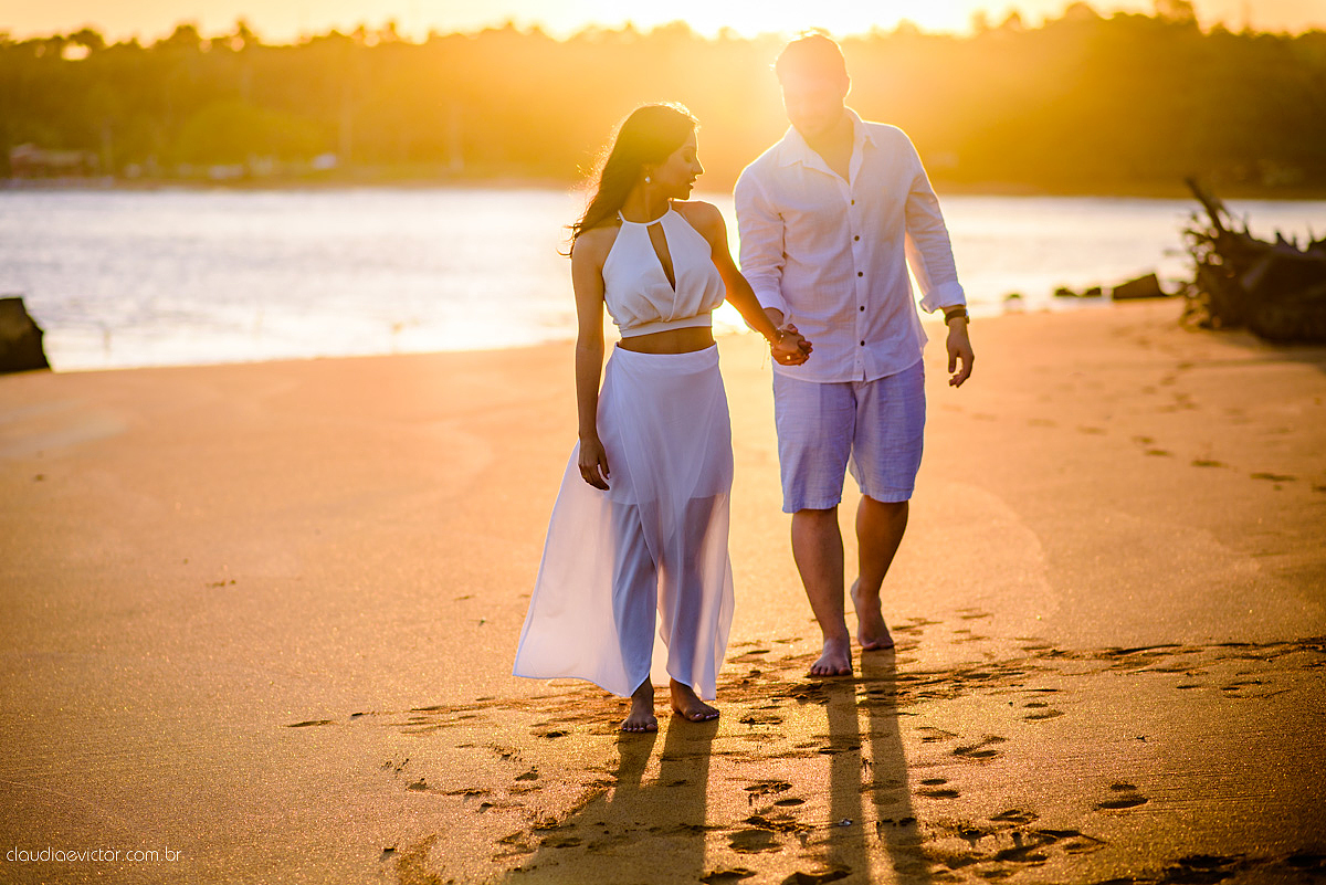 Lindo ensaio namoro de casal realizado em coqueiral de aracruz por fotógrafos de casamento de vila velha fotógrafos de casamento de vitória fotógrafos de casamento de serra espirito santo es com praia coqueiros noivo noiva e muita alegria