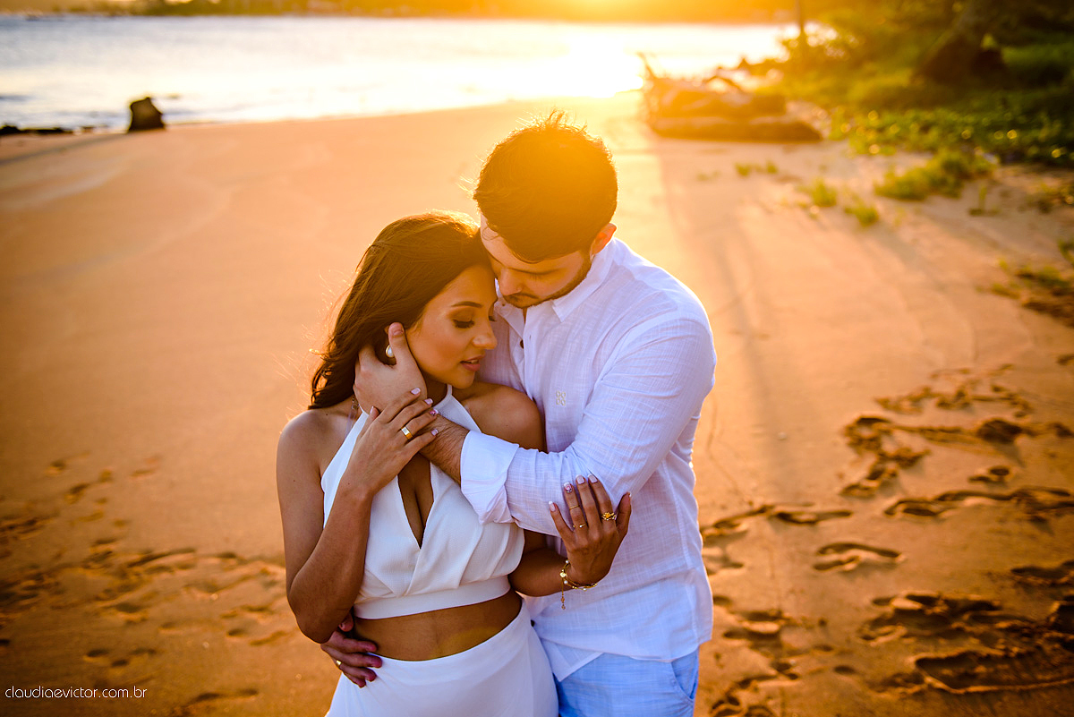 Lindo ensaio namoro de casal realizado em coqueiral de aracruz por fotógrafos de casamento de vila velha fotógrafos de casamento de vitória fotógrafos de casamento de serra espirito santo es com praia coqueiros noivo noiva e muita alegria