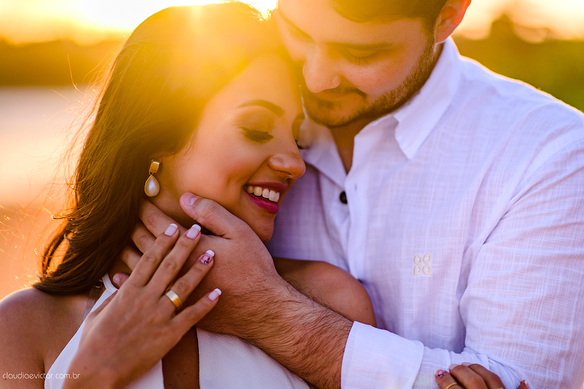 Lindo ensaio namoro de casal realizado em coqueiral de aracruz por fotógrafos de casamento de vila velha fotógrafos de casamento de vitória fotógrafos de casamento de serra espirito santo es com praia coqueiros noivo noiva e muita alegria