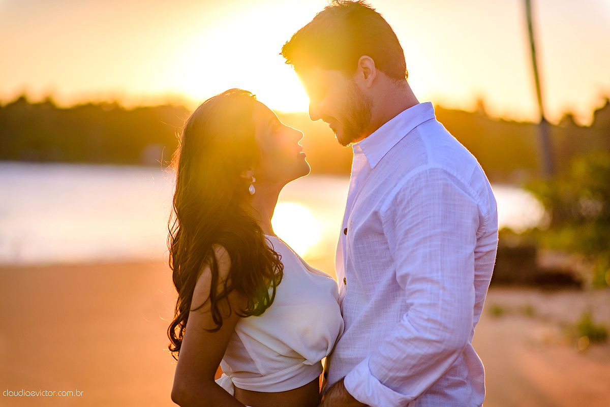 Lindo ensaio namoro de casal realizado em coqueiral de aracruz por fotógrafos de casamento de vila velha fotógrafos de casamento de vitória fotógrafos de casamento de serra espirito santo es com praia coqueiros noivo noiva e muita alegria