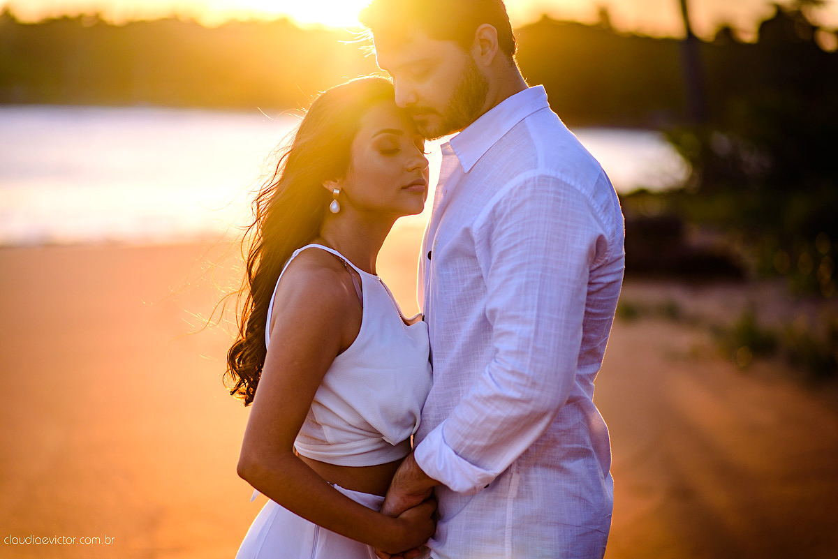 Lindo ensaio namoro de casal realizado em coqueiral de aracruz por fotógrafos de casamento de vila velha fotógrafos de casamento de vitória fotógrafos de casamento de serra espirito santo es com praia coqueiros noivo noiva e muita alegria