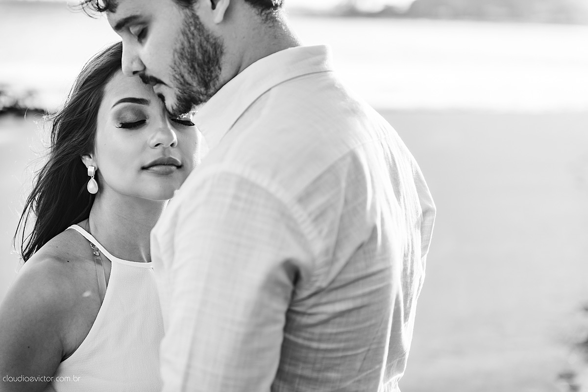 Lindo ensaio namoro de casal realizado em coqueiral de aracruz por fotógrafos de casamento de vila velha fotógrafos de casamento de vitória fotógrafos de casamento de serra espirito santo es com praia coqueiros noivo noiva e muita alegria