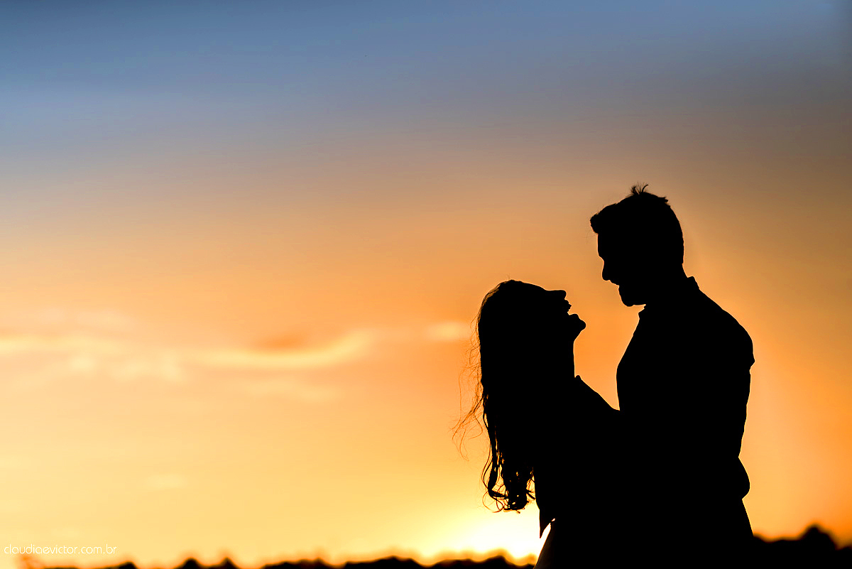 Lindo ensaio namoro de casal realizado em coqueiral de aracruz por fotógrafos de casamento de vila velha fotógrafos de casamento de vitória fotógrafos de casamento de serra espirito santo es com praia coqueiros noivo noiva e muita alegria