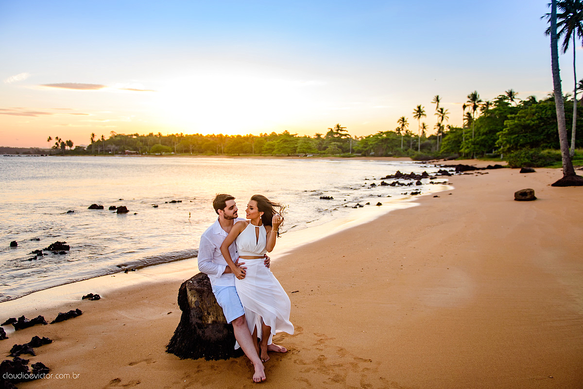 Lindo ensaio namoro de casal realizado em coqueiral de aracruz por fotógrafos de casamento de vila velha fotógrafos de casamento de vitória fotógrafos de casamento de serra espirito santo es com praia coqueiros noivo noiva e muita alegria