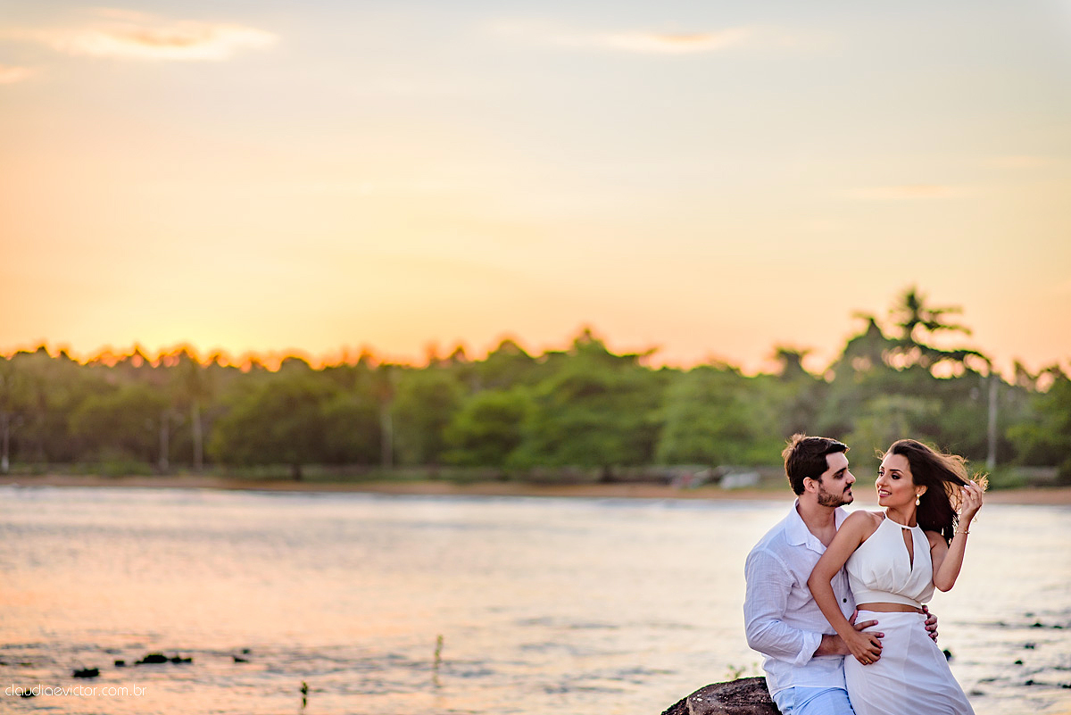 Lindo ensaio namoro de casal realizado em coqueiral de aracruz por fotógrafos de casamento de vila velha fotógrafos de casamento de vitória fotógrafos de casamento de serra espirito santo es com praia coqueiros noivo noiva e muita alegria