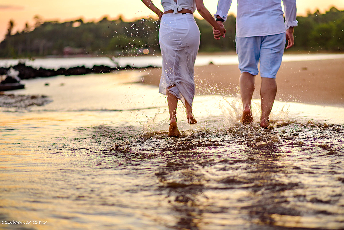 Lindo ensaio namoro de casal realizado em coqueiral de aracruz por fotógrafos de casamento de vila velha fotógrafos de casamento de vitória fotógrafos de casamento de serra espirito santo es com praia coqueiros noivo noiva e muita alegria
