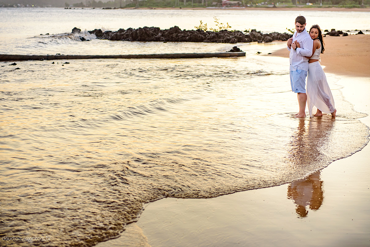 Lindo ensaio namoro de casal realizado em coqueiral de aracruz por fotógrafos de casamento de vila velha fotógrafos de casamento de vitória fotógrafos de casamento de serra espirito santo es com praia coqueiros noivo noiva e muita alegria