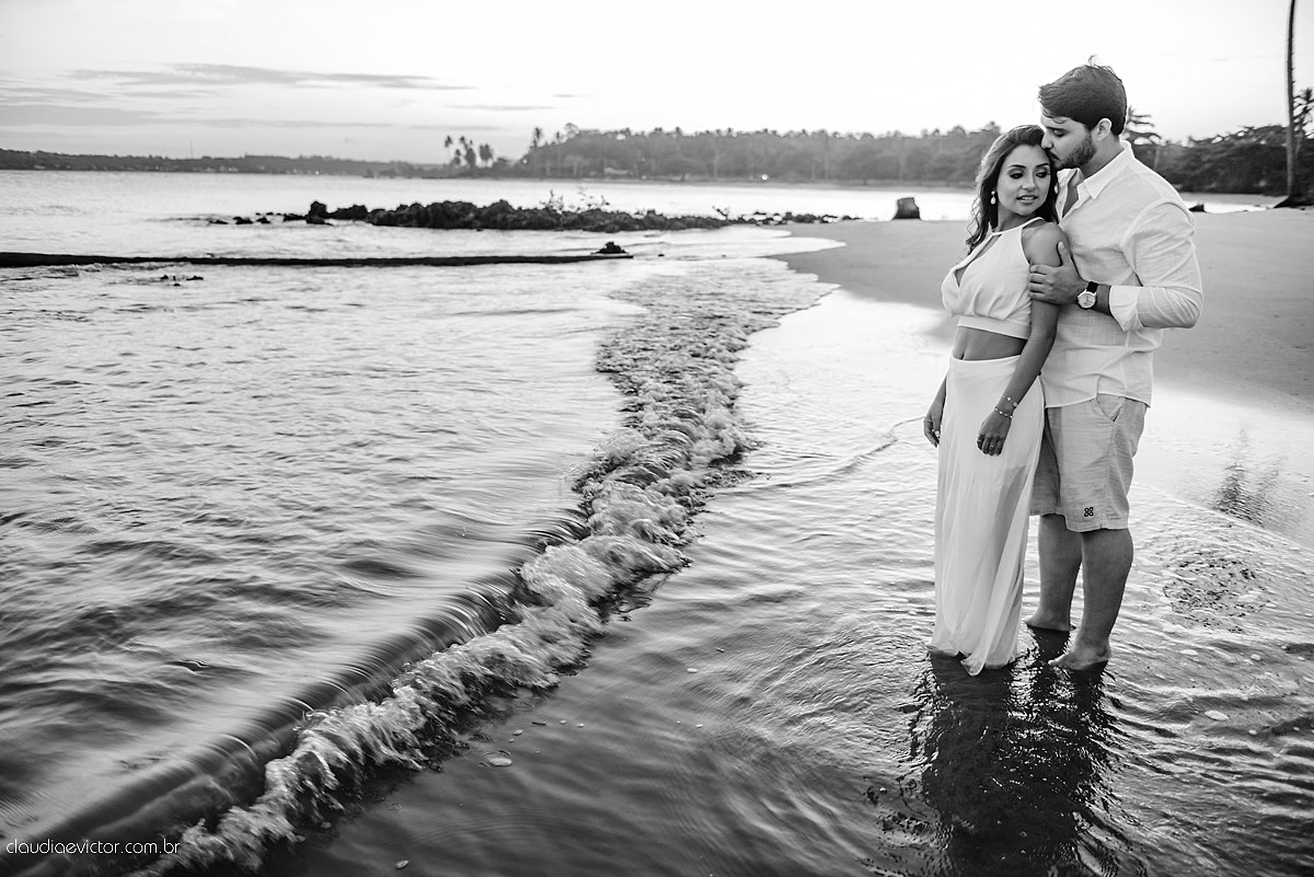 Lindo ensaio namoro de casal realizado em coqueiral de aracruz por fotógrafos de casamento de vila velha fotógrafos de casamento de vitória fotógrafos de casamento de serra espirito santo es com praia coqueiros noivo noiva e muita alegria