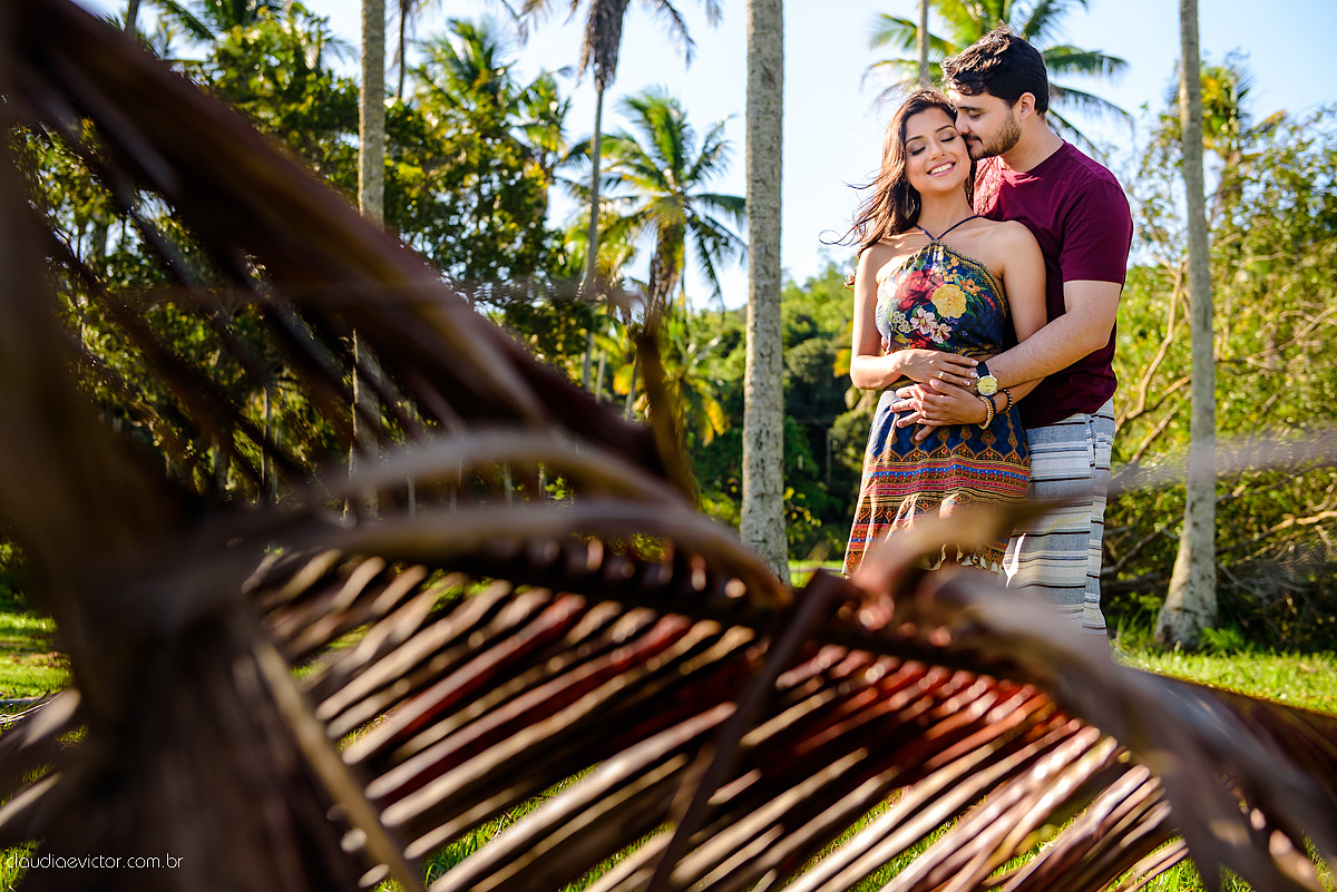 Lindo ensaio namoro de casal realizado em coqueiral de aracruz por fotógrafos de casamento de vila velha fotógrafos de casamento de vitória fotógrafos de casamento de serra espirito santo es com praia coqueiros noivo noiva e muita alegria