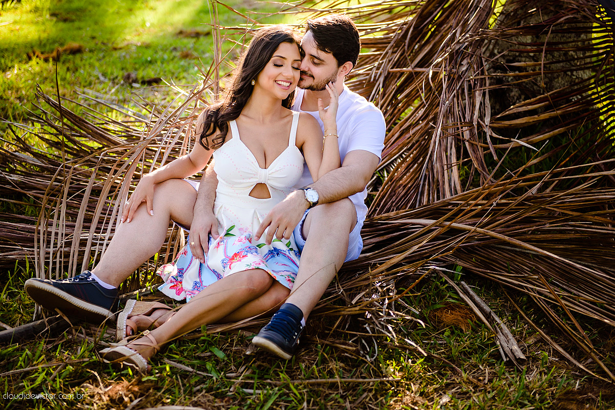 Lindo ensaio namoro de casal realizado em coqueiral de aracruz por fotógrafos de casamento de vila velha fotógrafos de casamento de vitória fotógrafos de casamento de serra espirito santo es com praia coqueiros noivo noiva e muita alegria
