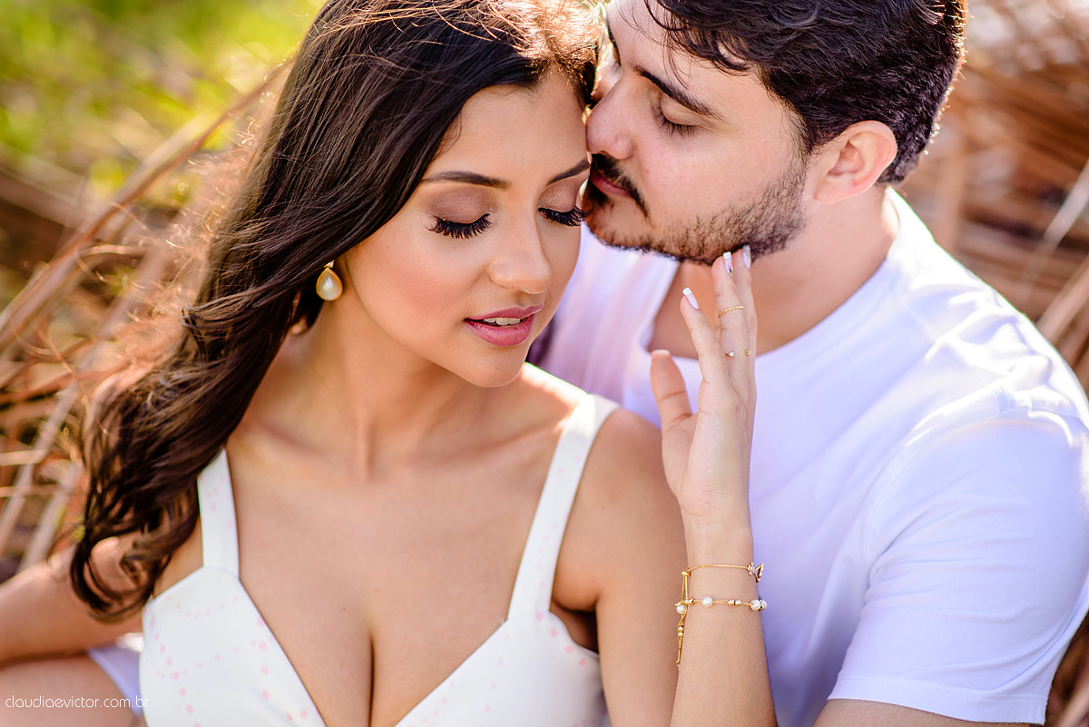 Lindo ensaio namoro de casal realizado em coqueiral de aracruz por fotógrafos de casamento de vila velha fotógrafos de casamento de vitória fotógrafos de casamento de serra espirito santo es com praia coqueiros noivo noiva e muita alegria