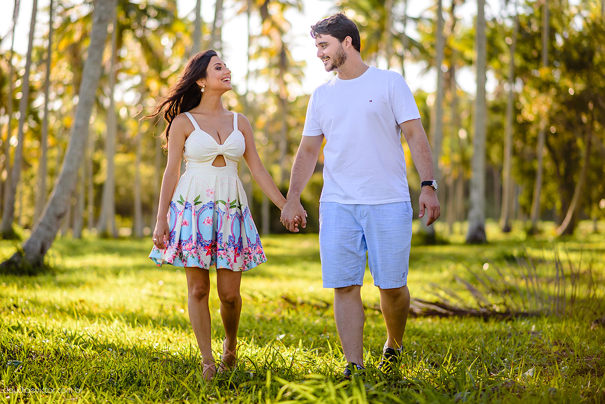 Lindo ensaio namoro de casal realizado em coqueiral de aracruz por fotógrafos de casamento de vila velha fotógrafos de casamento de vitória fotógrafos de casamento de serra espirito santo es com praia coqueiros noivo noiva e muita alegria