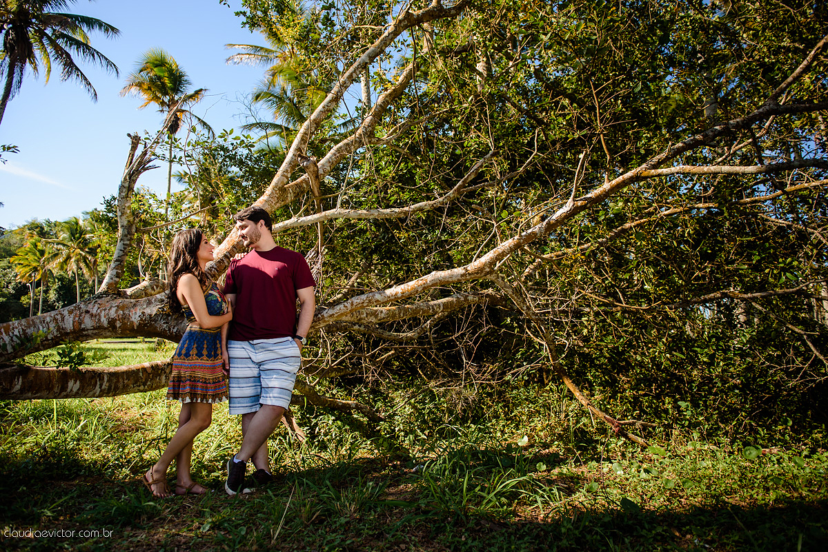 Lindo ensaio namoro de casal realizado em coqueiral de aracruz por fotógrafos de casamento de vila velha fotógrafos de casamento de vitória fotógrafos de casamento de serra espirito santo es com praia coqueiros noivo noiva e muita alegria